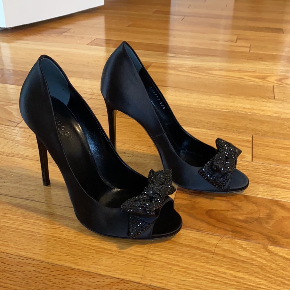 NEW GUCCI Satin Peep Toe Pumps With Crystal Bows